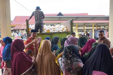 Gerai Minyak Goreng dan Beras Murah Diserbu Warga