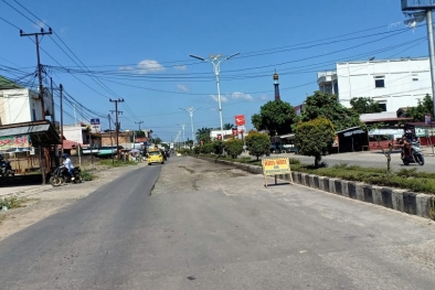 Diduga Tambal Sulam Asal Jadi, Jalan Lintas Rusak Parah