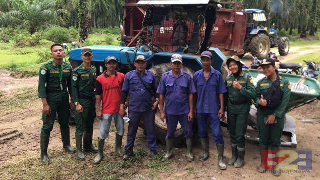 Calon Petani Milenial Kenalan dengan Wheel Tractor dan Fertilizer Spreader