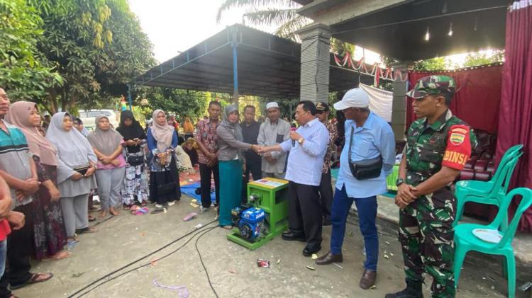 Petani di Rohul Terima Mesin Pembersih Lidi Sawit Dari SAMADE 