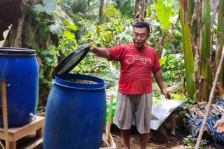 Tak Menyerah pada Keadaan, Petani Sawit Bikin Pupuk Sendiri