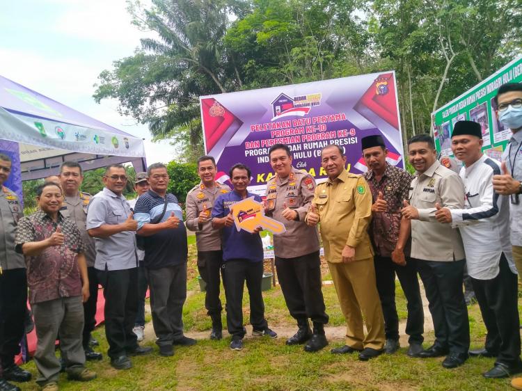 Gandeng Korporasi Sawit, Kapolda Letakkan Batu Pertama Bedah Rumah