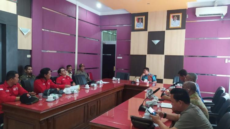 Buruh Persoalkan Beasiswa dan UMR di Sambas, Begini Jawaban Bupati