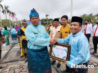 Hibahkan Tanah untuk Pembangunan Masjid, Azmi Terima Penghargaan 