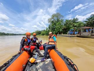 Jumino Tenggelam Bersama 4 Truk Sawit di Sungai Batang Tebo