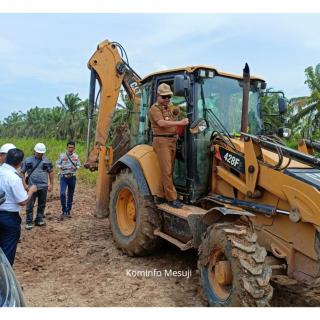 Pemda dan Perusahaan Urunan Perbaiki Jalan