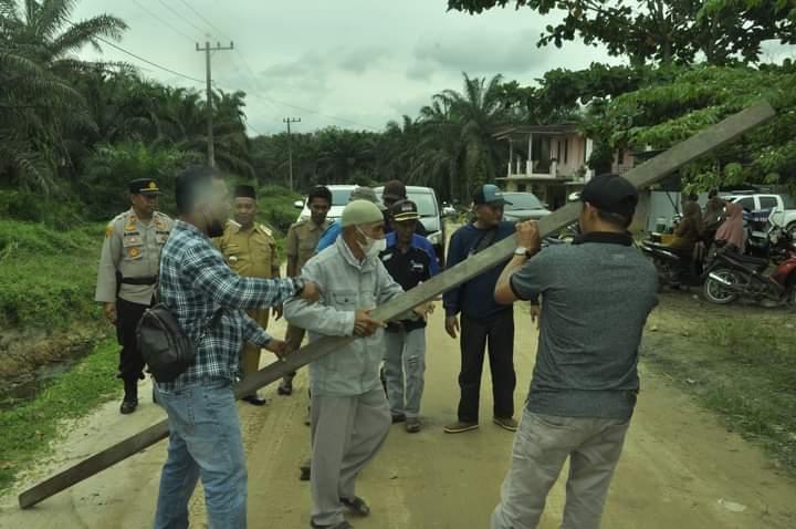 Lima Bulan Tak Gajian, Petani Mitra PT Teso Indah Meradang