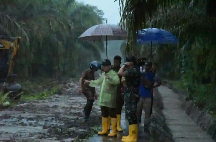 Pembangunan Jalan Lingkar di Tengah Kebun Sawit Dikebut