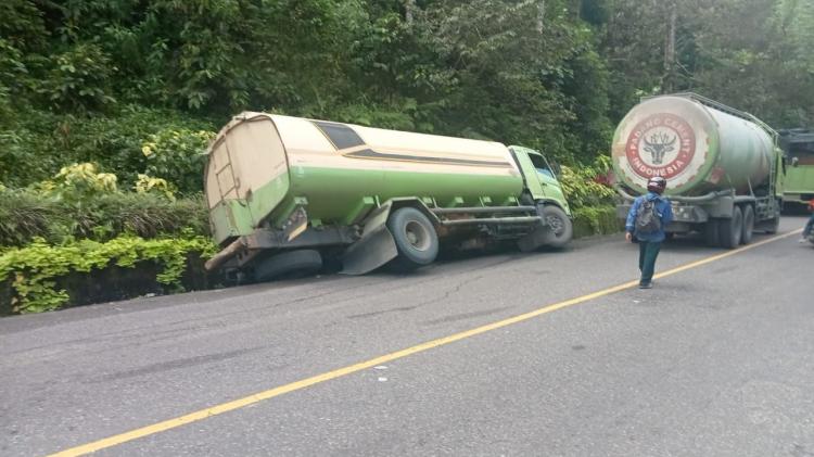 Truk Tangki CPO Terperosok Ditabrak Bus di Jalan Lintas Padang Panjang 