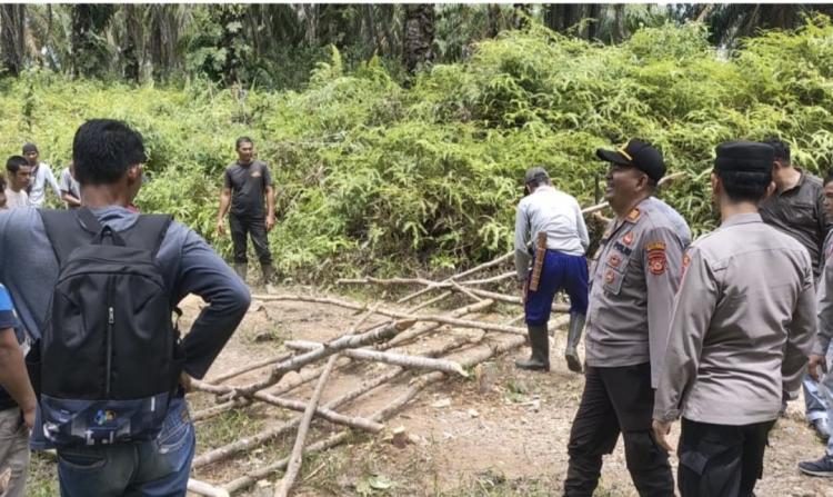 Warga Blokir Kebun Sawit Perusahaan, Berakhir Setelah Polisi Lakukan ini