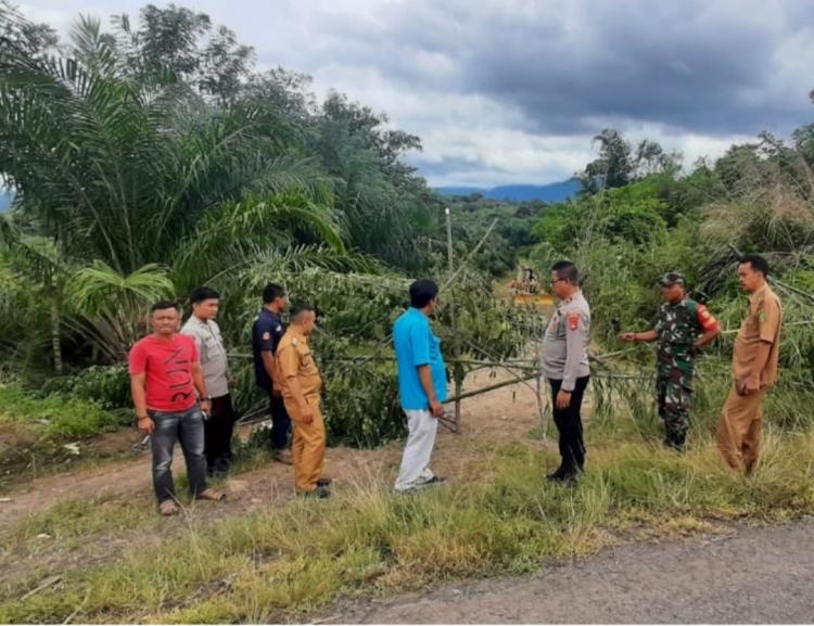 Jalan ke Kebun Perusahaan Bolak Balik Diportal Warga Gara-gara Hal ini