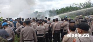 Ricuh Penolakan Eksekusi Lahan di Siak, Massa Bentrok dengan Polisi