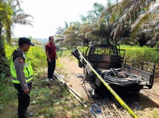 Kabur ke Kebun Sawit, Mobil Maling Kabel Listrik Dibakar Warga