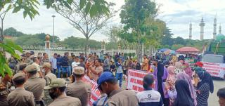 Tolak Perpanjangan HGU, Masyarakat Demo Kantor Bupati Rohul