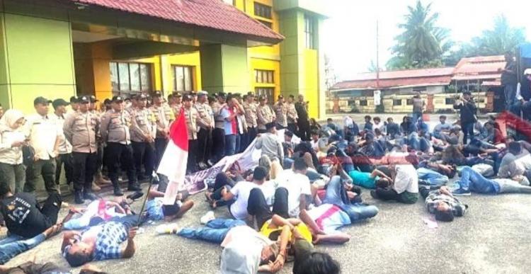 PKS Hentikan Operasional Karena Jalan Diportal Pemda, Buruh Demo