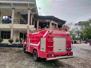 Mobil Damkar Perusahaan Bantu Padamkan Kebakaran Gedung Dewan