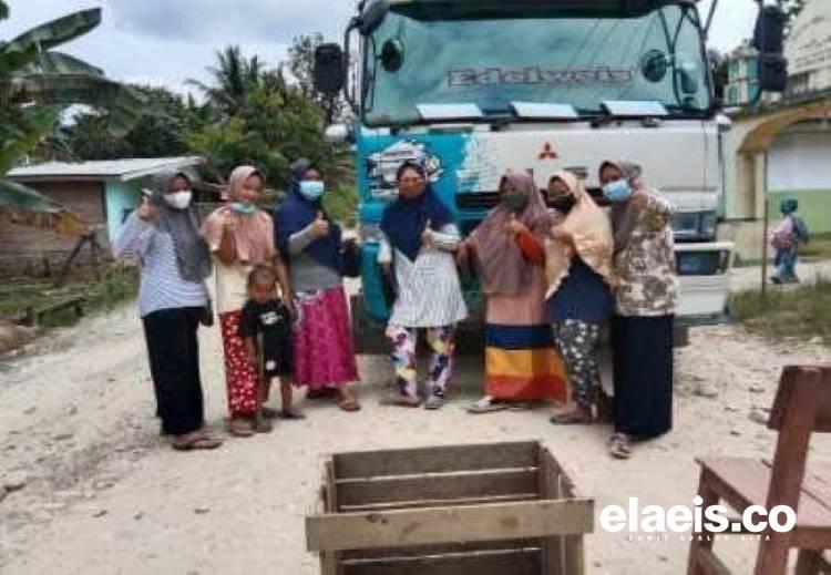 Puluhan Emak-emak Demo, Larang Mobil CPO Milik Korporasi Melintas di Jalan Desa