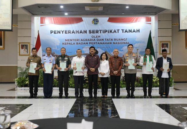 Dikunjungi Menteri Hadi, Pemko Pekanbaru Terima 3 Sertifikat Aset dari BPN