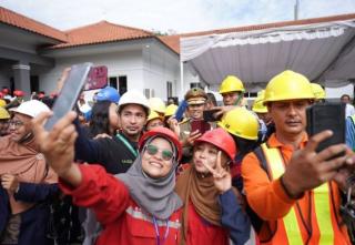 Berswafoto di Momen Bulan K3, Ini Doa Zulaikha untuk Gubri Syamsuar