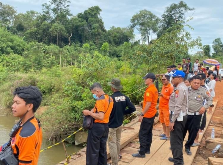 Terjun ke Sungai, Truk Berisi Kernel dan Supirnya Masih Dicari