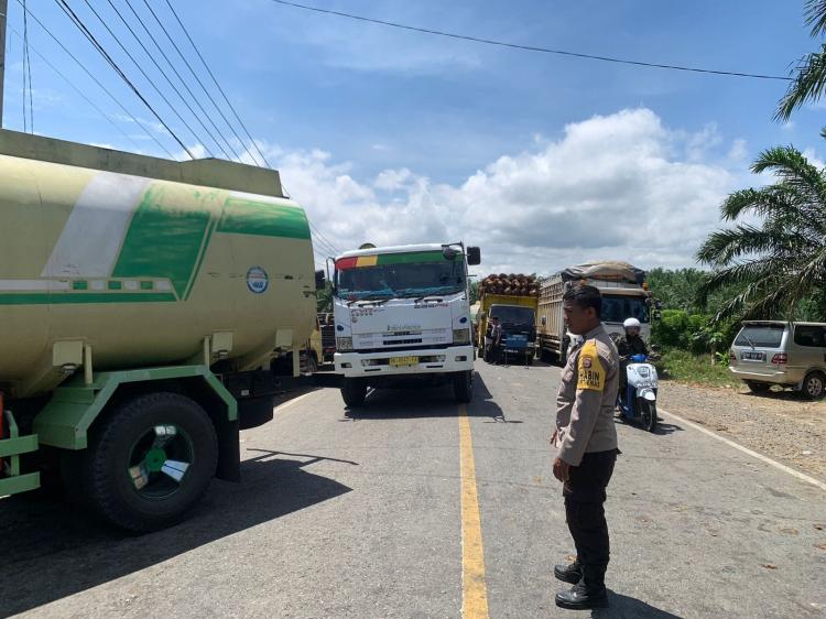 Antrean Truk Sawit Mengular, Macet Teratasi Saat Sosok ini Turun Tangan