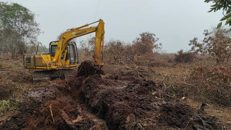 Cegah Karhutla Meluas, Pemprov Riau Kerahkan 7 Alat Berat Bangun Sekat Kanal di Dumai 