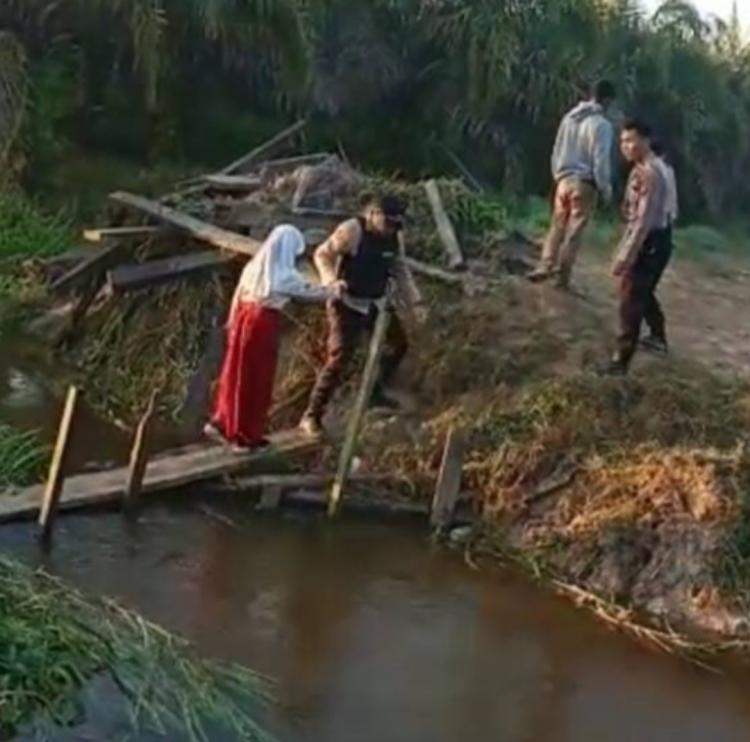 Jembatan Diputus Perusahaan, Anak Sekolah Diseberangkan di Atas Satu Papan