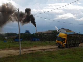 Debu Hitam Kotori Rumah Warga, Diduga Berasal dari PKS