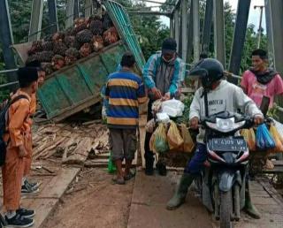 Dua Jembatan di Daerah Ini Rusak Berat, Colt Diesel Angkut TBS Sawit Terjebak