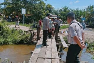 Dirubuhkan Perusahaan, Kapolres Rohul Bantu Warga Bangun Jembatan Baru