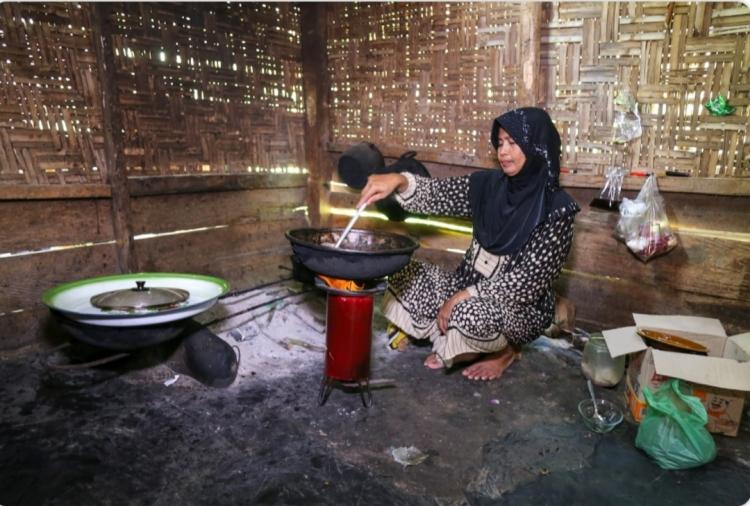 Kemensos Bagi-bagi Kompor Rakyat, Ternyata Bahan Bakarnya Selama ini Dibuang Warga