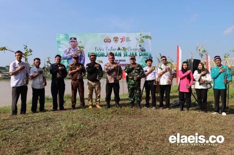 Jajaran Mapolres Inhu Tanam 3.500 Bibit Pohon, Berharap Diikuti Korporasi Sawit 