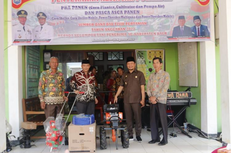 Bikin Iri Petani Sawit, Petani Padi dan Jagung Dapat Bantuan Ratusan Alsintan