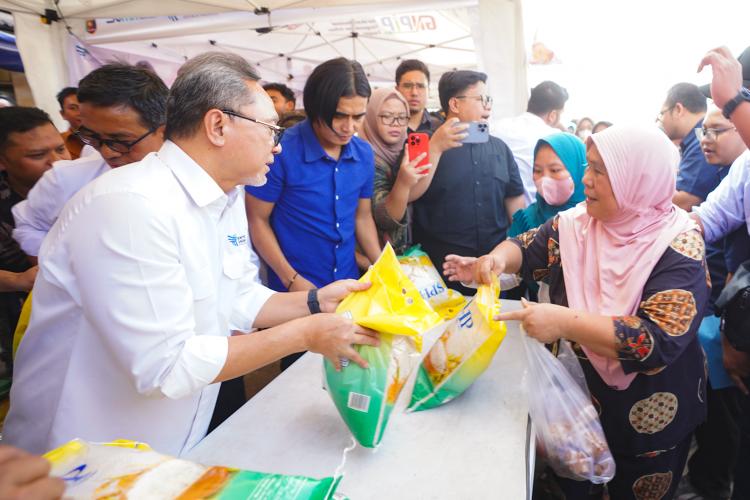 Tinjau Stok dan Harga Bapok di Pasar Natar Lampung, Mendag Dapati Harga Sejumlah Jenis Migor Segini