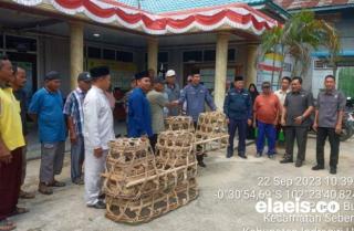 13 Poktan Terima Bantuan Bronjong Rotan, Petani Sawit Ikut Terbantu 