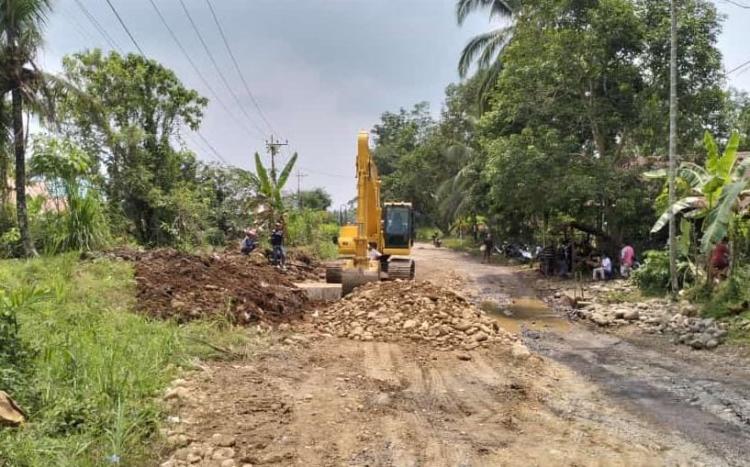 Petani Keluhkan Jalan Rusak, Bupati Bengkulu Selatan Respon, Minta Pemenang Proyek Segera Perbaiki