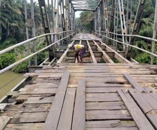 Jembatan Sungai Manjunto Diperbaiki, Jalan Ditutup Sementara