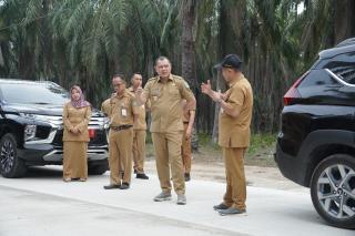 Pastikan Hasilnya Berkualitas, dr Fahmi Keliling Pantau Pembangunan Jalan di Sentra Sawit