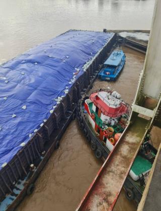 Tongkang Bermuatan Cangkang Sawit Tabrak Tiang Pengaman Jembatan Tayan