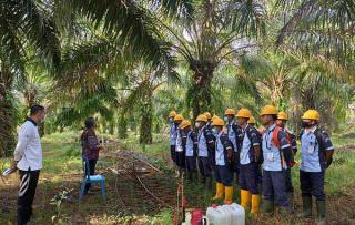 Bupati Bengkulu Utara Berangkatkan 15 Mahasiswa Beasiswa untuk Pendidikan Perkebunan Kelapa Sawit