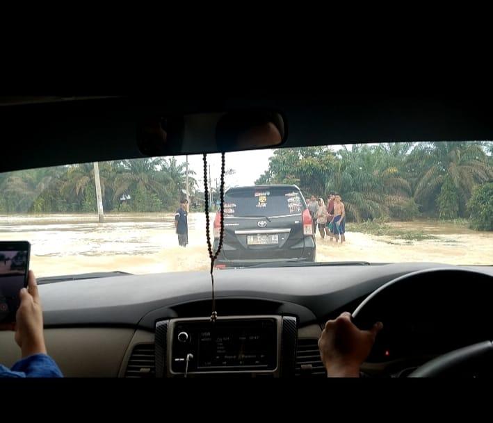 Banjir Rendam Jalan Lintas Timur di Pelalawan, Kendaraan Diminta Lewat Lintas Tengah