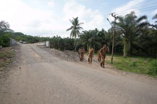 Pastikan Kualitasnya, Bupati Paser Cek Proyek Jalan dan Jembatan di 4 Desa Sentra Sawit