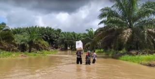 Kawal Hasil Pemilu, Personel TNI/Polri Terjang Banjir dan Jalan Rusak