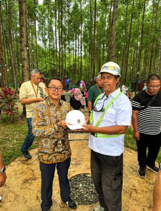 BPDPKS Serahkan Helm Proyek Sawit Karya Dr Siti Nikmatin kepada Otoritas IKN