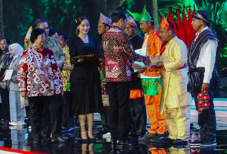 Petani Sawit di Siak Terima SK TORA Dari Presiden Jokowi