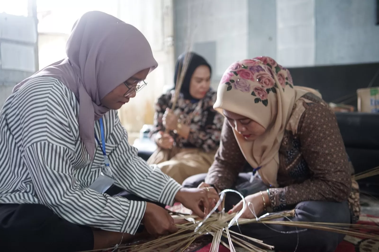 Perempuan Desa Bangko Permata Dilatih Buat dan Pasarkan Produk Lidi Sawit