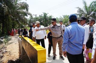 Mudahkan Akses Masyarakat, Jembatan di Tengah Kebun Sawit Diresmikan