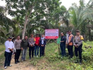 Dikawal Puluhan Polisi, Eksekusi Lahan Sawit di Tanah Ulayat Berjalan Lancar