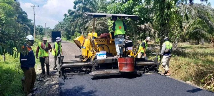 Pakai DBH Sawit, Ruas Jalan Retak Ilir-Retak Mudik Mulus Di-hotmix