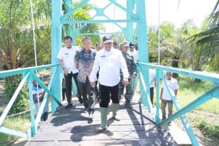 Perbaikan Kelar, Penggunaan Kembali Jembatan Gantung di Tengah Kebun Sawit Diresmikan